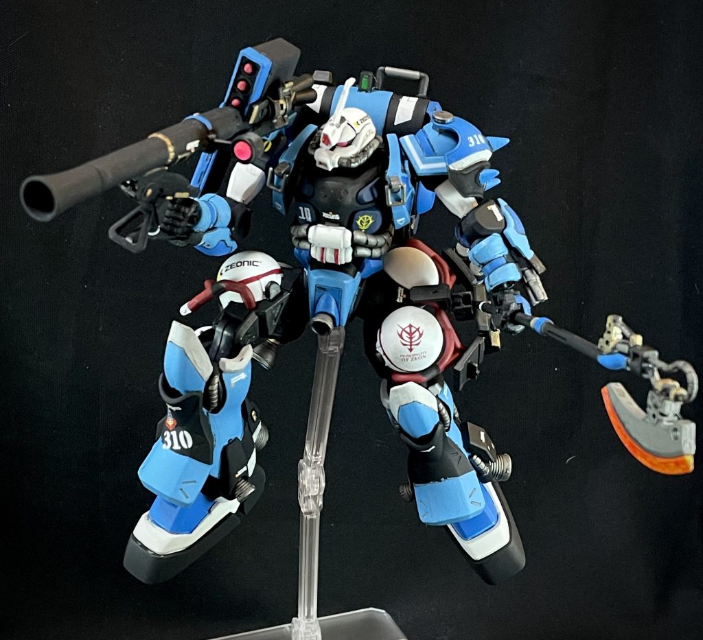 ザクバズーカ改GQ版量産型ザクの設定にあるように、ザクバズーカのグリップをザクマシンガンとおじものを設置、弾倉は1stの量産型ザクの脚部ミサイルをそれっぽく埋め込みました