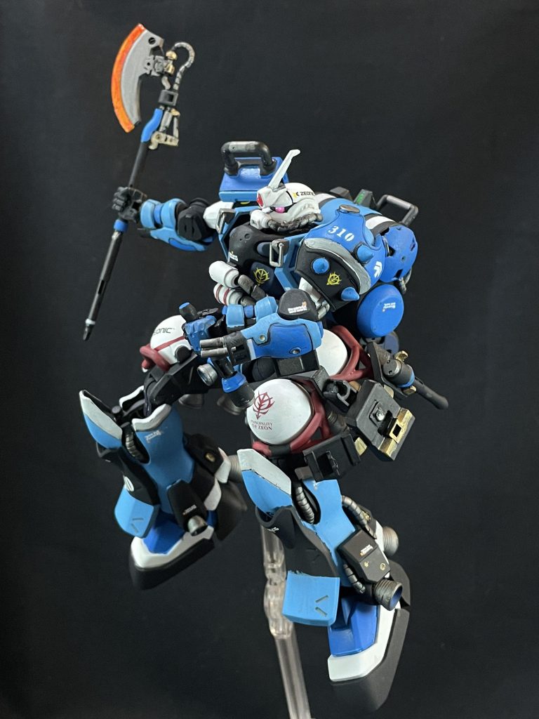 大型ヒートホーク高機動型ザクが複数いれば一機は持っていたい武装で、ユーマは漫画版でギャンエーオース、キュアノスで槍持っていたので採用システムウェポンセットの大型ヒートホークを長ものにして作成しました