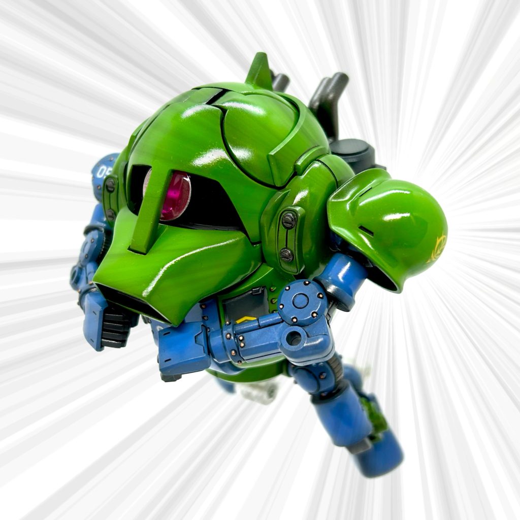 「素人め！間合いが遠いわ！」旧ザクといえばやっぱりショルダータックル‼️でもね〜  腕が短く(いや 胴体が太いのか😆)、首も回らないのでカッコよくポーズが決まりません😢ならば…