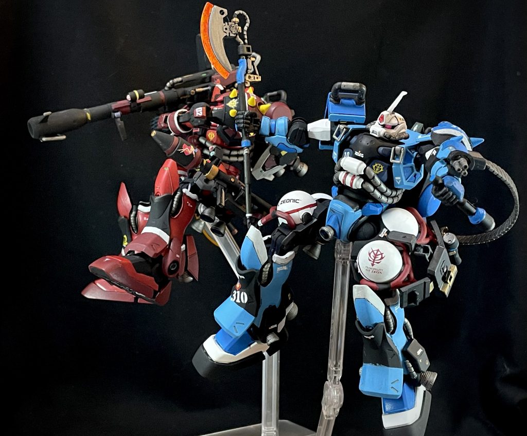 キマイラ隊２機目の『ユーマライトニング専用高機動型ザク』でした。ご覧いただきありがとうございます。 ゲルググ買ってしまったので取り敢えず挑んでみようと思いますが、あの顔をキマイラ隊に入れたくない自分がいます。 HGゲルググ同士でのミキシングは先駆者さんの動画などを見る限りサイズ的に合わなそう…ひとまわり小さいGフレームのゲルググとではどうか🤔シールドや頭部サイズはGフレーム方があり得るサイズなのでは🤔バックパックはどうすればいいか、ギラズールの物ではデカすぎないか🤔ジャコビアス専用機として長距離タイプとして作成してみようか🤔ジャイアントバズ担がせる🤔30MMヴェルデノヴァの足ってゲルググっぽいからミキシングできるのか🤔などなど妄想を繰り広げていますが、納得いくものができるのかどうか！わかりませんっ！