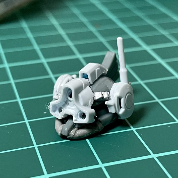 ジークアクスのゲルググはジムググとしては良いのですが、ゲルググとしては好きになれない心の狭い私です。そこで、先駆者が多数すでに駆け抜けておりますが、【ジークアクス版ゲルググをミキシング改造して、ジャコビアス専用機にしてみよう】初めて見ました。ジムググは積み機まっしぐらだったのですが、キマイラ隊の軍警ザクを作っていた時に、ジムググの顔が３連式のカメラモジュールに見えてきてやる気が出てきました。先駆者の皆様を参考に1stのHGゲルググとではサイズ比がありすぎて合わせにくいと学びましたので、サイズがひとまわり小さいGフレームのゲルググを用意しました。迷走した結果…ほぼGフレームのゲルググです。