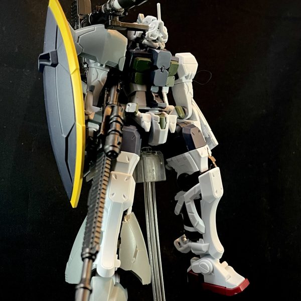 ジークアクス版ゲルググとGフレームゲルググのミキシングを右半身のみ行って見ました。ややこしいのでジムググとGフググとします。一旦はGフググとのみでミキシングしていますが、出来栄えはともかく、サイズ感は問題なさそうです。ジムググをパチ組みしましたがバックパック以外は素晴らしいキットでした。なのでベースはジムググでGフググを着せる形のミキシングとなってしまっています。足裏やふくらはぎの外装パーツを外したりはしてきますが、ジムググそのものを使ってます。ジャコビアスゲルググキャノンなので、ライフルはGフググの強化型ビームライフルが貧弱ながら長さはピッタリバックパックもGフググの高機動型バックパックに同じくGフググのロケットランチャーをキャノン装備してます。本来はジャイアントバズなのですが、そのままでは明らかにでかく、砲身の長さ調整で対応しようかと思いましたが、ジョニーゲルググだとロケラン装備が印象的なので今回はロケランの砲身を延長して取り付けました。ジムググのバックパックさディテールが細かい割にパーツが少なく、他のパーツ構成が細かいだけに大雑把に感じてしまいますね。その割にすぐポロリしますし。Gフググのバックパックにはキャノンがある関係でつけられなかったのでリアスカートに付けましたが噴射口の前にあるので却下ですね。左半身とともに、他のジャンクパーツなどでもミキシングできないか沼って行きます。（4枚目）