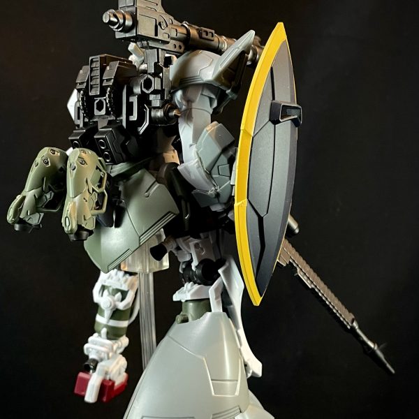 ジークアクス版ゲルググとGフレームゲルググのミキシングを右半身のみ行って見ました。ややこしいのでジムググとGフググとします。一旦はGフググとのみでミキシングしていますが、出来栄えはともかく、サイズ感は問題なさそうです。ジムググをパチ組みしましたがバックパック以外は素晴らしいキットでした。なのでベースはジムググでGフググを着せる形のミキシングとなってしまっています。足裏やふくらはぎの外装パーツを外したりはしてきますが、ジムググそのものを使ってます。ジャコビアスゲルググキャノンなので、ライフルはGフググの強化型ビームライフルが貧弱ながら長さはピッタリバックパックもGフググの高機動型バックパックに同じくGフググのロケットランチャーをキャノン装備してます。本来はジャイアントバズなのですが、そのままでは明らかにでかく、砲身の長さ調整で対応しようかと思いましたが、ジョニーゲルググだとロケラン装備が印象的なので今回はロケランの砲身を延長して取り付けました。ジムググのバックパックさディテールが細かい割にパーツが少なく、他のパーツ構成が細かいだけに大雑把に感じてしまいますね。その割にすぐポロリしますし。Gフググのバックパックにはキャノンがある関係でつけられなかったのでリアスカートに付けましたが噴射口の前にあるので却下ですね。左半身とともに、他のジャンクパーツなどでもミキシングできないか沼って行きます。（3枚目）