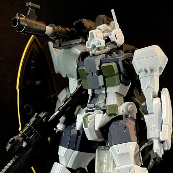 ジークアクス版ゲルググとGフレームゲルググのミキシングを右半身のみ行って見ました。ややこしいのでジムググとGフググとします。一旦はGフググとのみでミキシングしていますが、出来栄えはともかく、サイズ感は問題なさそうです。ジムググをパチ組みしましたがバックパック以外は素晴らしいキットでした。なのでベースはジムググでGフググを着せる形のミキシングとなってしまっています。足裏やふくらはぎの外装パーツを外したりはしてきますが、ジムググそのものを使ってます。ジャコビアスゲルググキャノンなので、ライフルはGフググの強化型ビームライフルが貧弱ながら長さはピッタリバックパックもGフググの高機動型バックパックに同じくGフググのロケットランチャーをキャノン装備してます。本来はジャイアントバズなのですが、そのままでは明らかにでかく、砲身の長さ調整で対応しようかと思いましたが、ジョニーゲルググだとロケラン装備が印象的なので今回はロケランの砲身を延長して取り付けました。ジムググのバックパックさディテールが細かい割にパーツが少なく、他のパーツ構成が細かいだけに大雑把に感じてしまいますね。その割にすぐポロリしますし。Gフググのバックパックにはキャノンがある関係でつけられなかったのでリアスカートに付けましたが噴射口の前にあるので却下ですね。左半身とともに、他のジャンクパーツなどでもミキシングできないか沼って行きます。（1枚目）