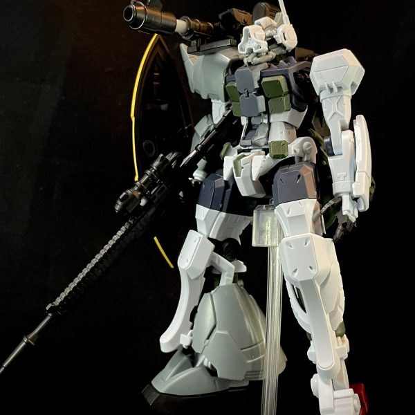 ジークアクス版ゲルググとGフレームゲルググのミキシングを右半身のみ行って見ました。ややこしいのでジムググとGフググとします。一旦はGフググとのみでミキシングしていますが、出来栄えはともかく、サイズ感は問題なさそうです。ジムググをパチ組みしましたがバックパック以外は素晴らしいキットでした。なのでベースはジムググでGフググを着せる形のミキシングとなってしまっています。足裏やふくらはぎの外装パーツを外したりはしてきますが、ジムググそのものを使ってます。ジャコビアスゲルググキャノンなので、ライフルはGフググの強化型ビームライフルが貧弱ながら長さはピッタリバックパックもGフググの高機動型バックパックに同じくGフググのロケットランチャーをキャノン装備してます。本来はジャイアントバズなのですが、そのままでは明らかにでかく、砲身の長さ調整で対応しようかと思いましたが、ジョニーゲルググだとロケラン装備が印象的なので今回はロケランの砲身を延長して取り付けました。ジムググのバックパックさディテールが細かい割にパーツが少なく、他のパーツ構成が細かいだけに大雑把に感じてしまいますね。その割にすぐポロリしますし。Gフググのバックパックにはキャノンがある関係でつけられなかったのでリアスカートに付けましたが噴射口の前にあるので却下ですね。左半身とともに、他のジャンクパーツなどでもミキシングできないか沼って行きます。（5枚目）