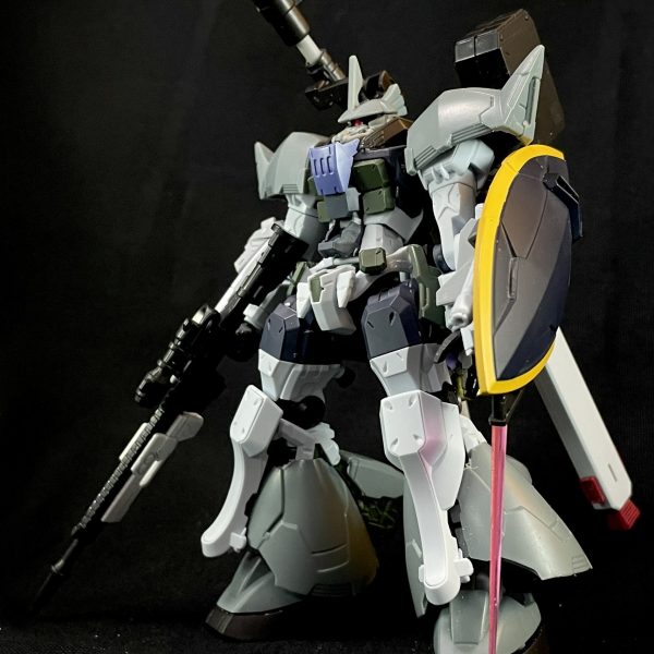 GQ版ゲルググをGフレームのゲルググとミキシングして、ジムと見間違えることのないゲルググと作成中です。ミキシングをおおよそ完了しました。ジムググ自体が良キットであり、華奢でしたので、色々追加していく形でゲルググキャノンによせていくミキシングとなりました。頭部はGフググキットを活かし、通常頭部と３連カメラモジュール用と差し替えできるようにしています。シールド内にはビームサーベルと、ジムググのビームライフル一丁を携行、右腕部には２連ミサイルランチャー、左腕部にはビームトンファーを装備、強化型ビームライフルは厚みがなかったのでジャンクパーツで挟み込む感じで厚みプラスバックパックにはスラスターの追加とプロペラントタンクの追加し、ミサイルコンテナを装備、ジムググ脚部のスラスターをバックパックに移植ジムググのバックパックは脚部に移植、Gフググのリアスカートとサイドスカートを移植し、リアスカートにはスラスターマシマシでABS素材らしいのですが、塗装前にプライマーすればいいんですかね🤔 （2枚目）