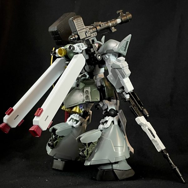 GQ版ゲルググをGフレームのゲルググとミキシングして、ジムと見間違えることのないゲルググと作成中です。ミキシングをおおよそ完了しました。ジムググ自体が良キットであり、華奢でしたので、色々追加していく形でゲルググキャノンによせていくミキシングとなりました。頭部はGフググキットを活かし、通常頭部と３連カメラモジュール用と差し替えできるようにしています。シールド内にはビームサーベルと、ジムググのビームライフル一丁を携行、右腕部には２連ミサイルランチャー、左腕部にはビームトンファーを装備、強化型ビームライフルは厚みがなかったのでジャンクパーツで挟み込む感じで厚みプラスバックパックにはスラスターの追加とプロペラントタンクの追加し、ミサイルコンテナを装備、ジムググ脚部のスラスターをバックパックに移植ジムググのバックパックは脚部に移植、Gフググのリアスカートとサイドスカートを移植し、リアスカートにはスラスターマシマシでABS素材らしいのですが、塗装前にプライマーすればいいんですかね🤔 （4枚目）
