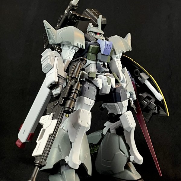 GQ版ゲルググをGフレームのゲルググとミキシングして、ジムと見間違えることのないゲルググと作成中です。ミキシングをおおよそ完了しました。ジムググ自体が良キットであり、華奢でしたので、色々追加していく形でゲルググキャノンによせていくミキシングとなりました。頭部はGフググキットを活かし、通常頭部と３連カメラモジュール用と差し替えできるようにしています。シールド内にはビームサーベルと、ジムググのビームライフル一丁を携行、右腕部には２連ミサイルランチャー、左腕部にはビームトンファーを装備、強化型ビームライフルは厚みがなかったのでジャンクパーツで挟み込む感じで厚みプラスバックパックにはスラスターの追加とプロペラントタンクの追加し、ミサイルコンテナを装備、ジムググ脚部のスラスターをバックパックに移植ジムググのバックパックは脚部に移植、Gフググのリアスカートとサイドスカートを移植し、リアスカートにはスラスターマシマシでABS素材らしいのですが、塗装前にプライマーすればいいんですかね🤔 （1枚目）