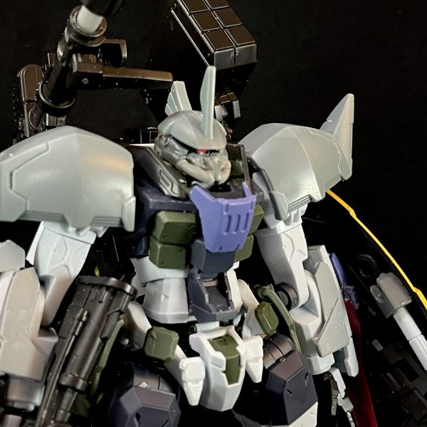 GQ版ゲルググをGフレームのゲルググとミキシングして、ジムと見間違えることのないゲルググと作成中です。ミキシングをおおよそ完了しました。ジムググ自体が良キットであり、華奢でしたので、色々追加していく形でゲルググキャノンによせていくミキシングとなりました。頭部はGフググキットを活かし、通常頭部と３連カメラモジュール用と差し替えできるようにしています。シールド内にはビームサーベルと、ジムググのビームライフル一丁を携行、右腕部には２連ミサイルランチャー、左腕部にはビームトンファーを装備、強化型ビームライフルは厚みがなかったのでジャンクパーツで挟み込む感じで厚みプラスバックパックにはスラスターの追加とプロペラントタンクの追加し、ミサイルコンテナを装備、ジムググ脚部のスラスターをバックパックに移植ジムググのバックパックは脚部に移植、Gフググのリアスカートとサイドスカートを移植し、リアスカートにはスラスターマシマシでABS素材らしいのですが、塗装前にプライマーすればいいんですかね🤔 （5枚目）