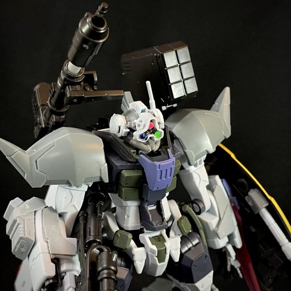 GQ版ゲルググをGフレームのゲルググとミキシングして、ジムと見間違えることのないゲルググと作成中です。ミキシングをおおよそ完了しました。ジムググ自体が良キットであり、華奢でしたので、色々追加していく形でゲルググキャノンによせていくミキシングとなりました。頭部はGフググキットを活かし、通常頭部と３連カメラモジュール用と差し替えできるようにしています。シールド内にはビームサーベルと、ジムググのビームライフル一丁を携行、右腕部には２連ミサイルランチャー、左腕部にはビームトンファーを装備、強化型ビームライフルは厚みがなかったのでジャンクパーツで挟み込む感じで厚みプラスバックパックにはスラスターの追加とプロペラントタンクの追加し、ミサイルコンテナを装備、ジムググ脚部のスラスターをバックパックに移植ジムググのバックパックは脚部に移植、Gフググのリアスカートとサイドスカートを移植し、リアスカートにはスラスターマシマシでABS素材らしいのですが、塗装前にプライマーすればいいんですかね🤔 （6枚目）