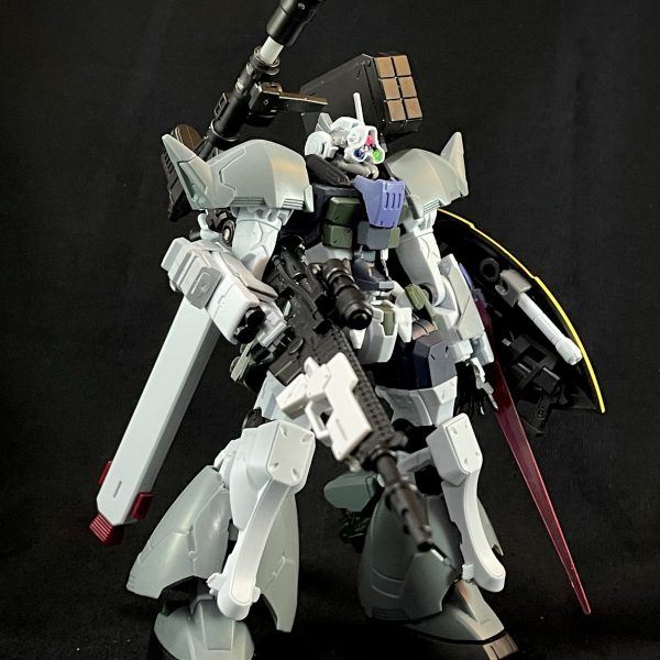 GQ版ゲルググをGフレームのゲルググとミキシングして、ジムと見間違えることのないゲルググと作成中です。ミキシングをおおよそ完了しました。ジムググ自体が良キットであり、華奢でしたので、色々追加していく形でゲルググキャノンによせていくミキシングとなりました。頭部はGフググキットを活かし、通常頭部と３連カメラモジュール用と差し替えできるようにしています。シールド内にはビームサーベルと、ジムググのビームライフル一丁を携行、右腕部には２連ミサイルランチャー、左腕部にはビームトンファーを装備、強化型ビームライフルは厚みがなかったのでジャンクパーツで挟み込む感じで厚みプラスバックパックにはスラスターの追加とプロペラントタンクの追加し、ミサイルコンテナを装備、ジムググ脚部のスラスターをバックパックに移植ジムググのバックパックは脚部に移植、Gフググのリアスカートとサイドスカートを移植し、リアスカートにはスラスターマシマシでABS素材らしいのですが、塗装前にプライマーすればいいんですかね🤔 （7枚目）