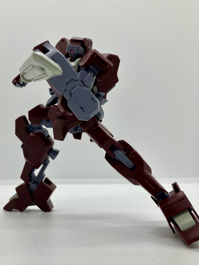 鉄血二期からイオフレーム獅電です淡色部は拭き取り型ガンダムマーカー、濃色部はキャンドゥの油性スミ入れペンでスミ入れフレームを部分塗装しています