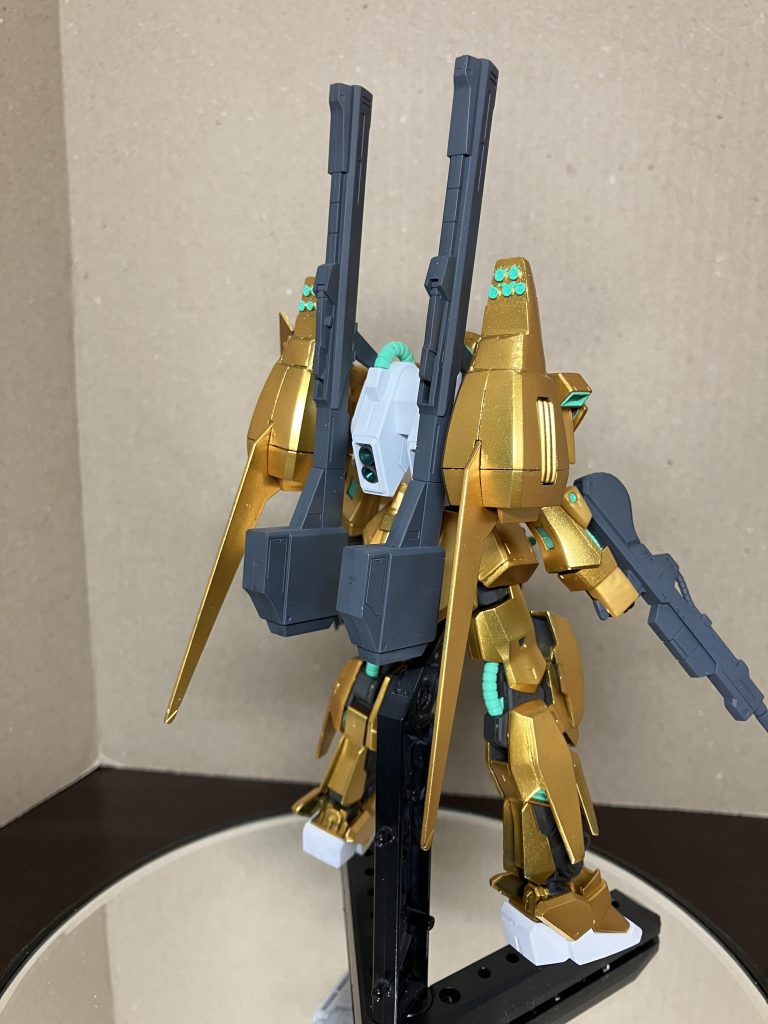 バズーカはゼッツーから借りてきて、左右にマウントしています。バインダーの代わりにブースターをつけただけです。