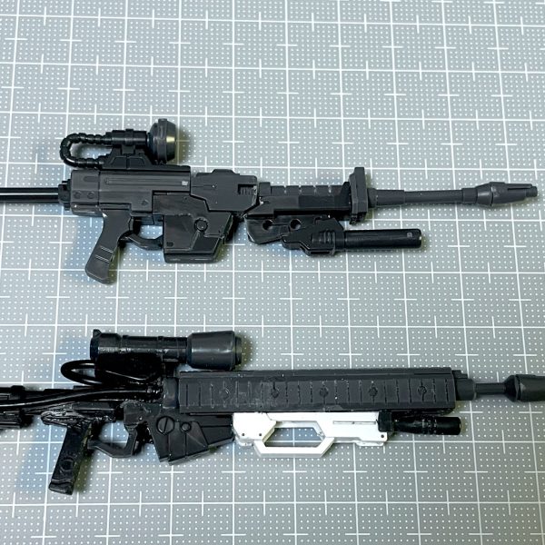 ビームライフルの薄さがやはり気になってしまい、システムウェポンキット002を使って作成し直しました。ビームライフルは本体と砲身の間に別パーツを挟んで延長加工しています。キットにグリップを含めて本体がワンセット分しかない為、強化型ビームライフルはGフググの強化型ビームライフルの砲身を切り取って、システムウェポンキットの方針を付け替えています。（3枚目）