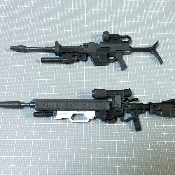 ビームライフルの薄さがやはり気になってしまい、システムウェポンキット002を使って作成し直しました。ビームライフルは本体と砲身の間に別パーツを挟んで延長加工しています。キットにグリップを含めて本体がワンセット分しかない為、強化型ビームライフルはGフググの強化型ビームライフルの砲身を切り取って、システムウェポンキットの方針を付け替えています。（1枚目）