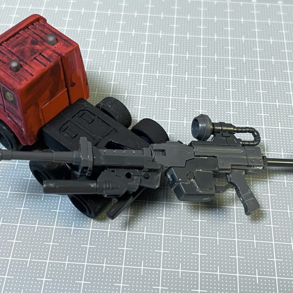 ビームライフルの薄さがやはり気になってしまい、システムウェポンキット002を使って作成し直しました。ビームライフルは本体と砲身の間に別パーツを挟んで延長加工しています。キットにグリップを含めて本体がワンセット分しかない為、強化型ビームライフルはGフググの強化型ビームライフルの砲身を切り取って、システムウェポンキットの方針を付け替えています。（4枚目）