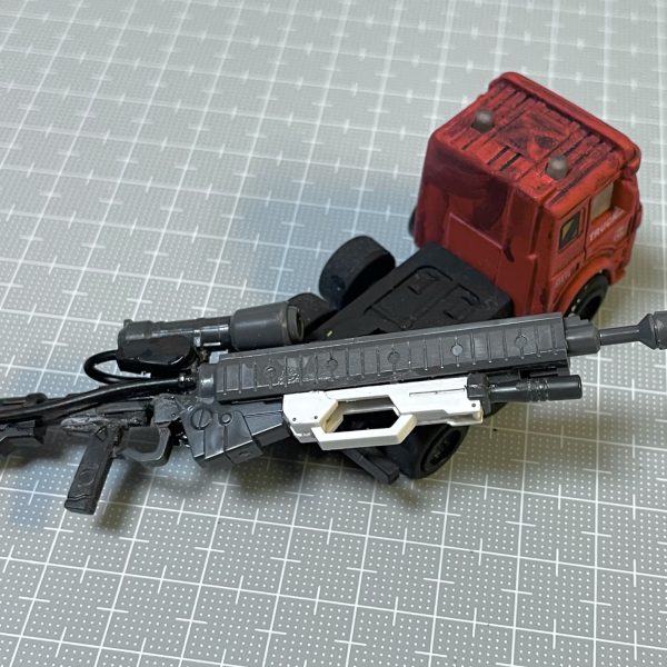 ビームライフルの薄さがやはり気になってしまい、システムウェポンキット002を使って作成し直しました。ビームライフルは本体と砲身の間に別パーツを挟んで延長加工しています。キットにグリップを含めて本体がワンセット分しかない為、強化型ビームライフルはGフググの強化型ビームライフルの砲身を切り取って、システムウェポンキットの方針を付け替えています。（2枚目）