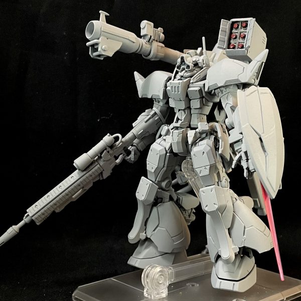 サフを行いましたライフルの大型化に伴い、キャノンもジャイアントバズベースに変更シールドをハーフサイズに変更ミサイルコンテナは開閉を差し替えで表現脚部装甲内側にスラスターを追加カラーリングと、縦縞をどこまで入れるか悩みどころです（2枚目）