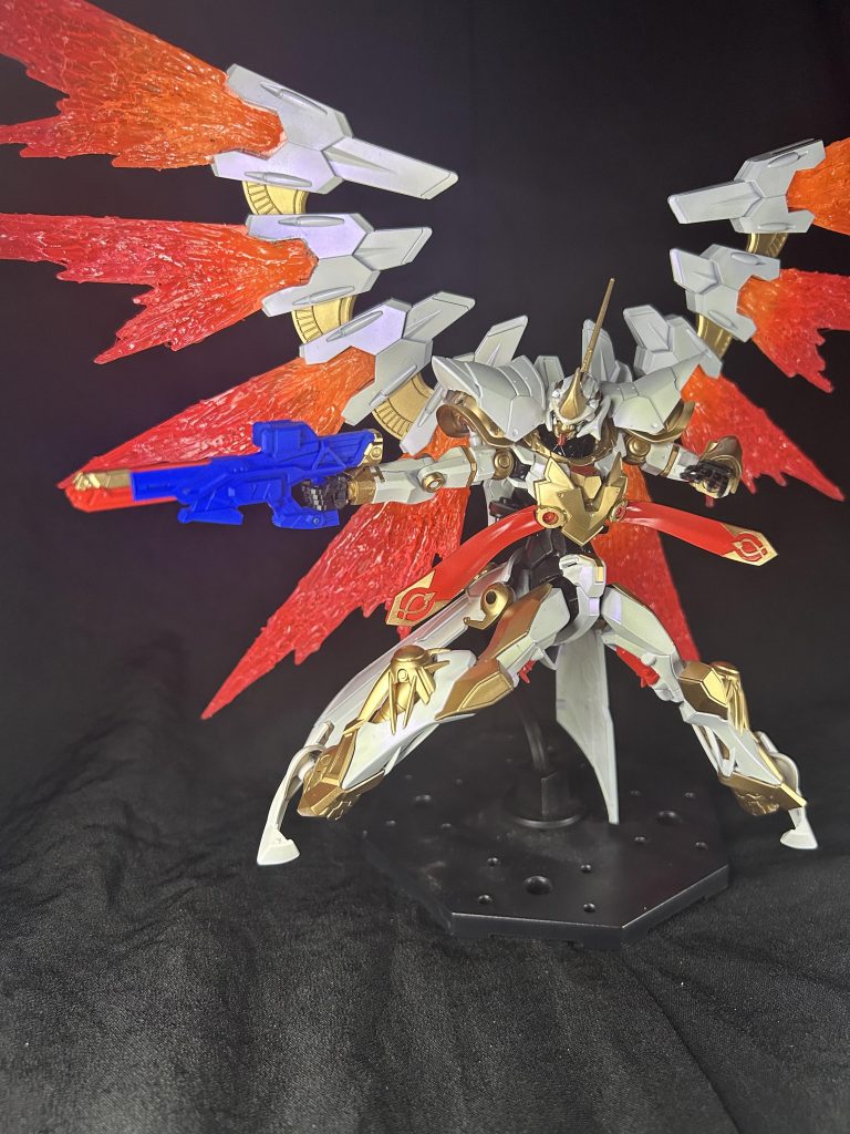 光の翼出すとこんな感じです元のエフェクトだと薄っぺらかったのでグルーガンでビームエフェクトっぽく改造しました