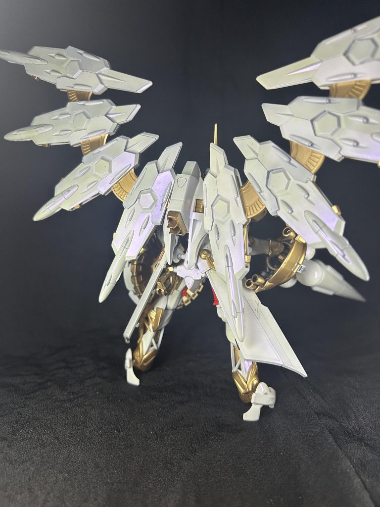 ジフレドがまんま初号機だったのでジークアクスの系列で出るなら他ロボ作品の何かに似せるよなぁと思いエグザべ君のイメージに合いそうなロボは何か考えていた所パイロットの雰囲気とかギャンのイメージが結構コードギアスの枢木スザクとランスロットだなと思ったのでそこを採用しました最初は顔だけ寄せるつもりだったんですけど頭でっかちになったのでボディも改造したら完全にランスロットになりました……やり過ぎたとも思いますがまぁかっこいいので良しです!