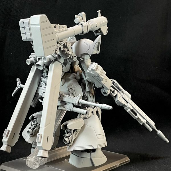 サフを行いましたライフルの大型化に伴い、キャノンもジャイアントバズベースに変更シールドをハーフサイズに変更ミサイルコンテナは開閉を差し替えで表現脚部装甲内側にスラスターを追加カラーリングと、縦縞をどこまで入れるか悩みどころです（4枚目）