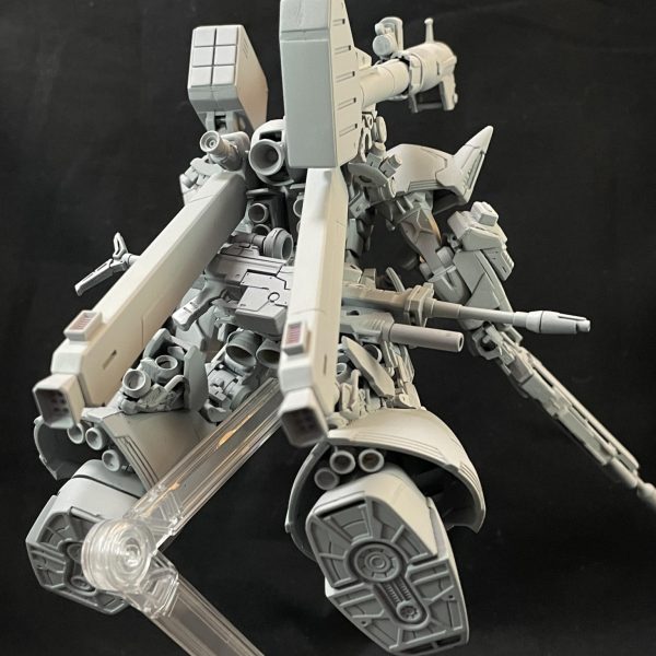 サフを行いましたライフルの大型化に伴い、キャノンもジャイアントバズベースに変更シールドをハーフサイズに変更ミサイルコンテナは開閉を差し替えで表現脚部装甲内側にスラスターを追加カラーリングと、縦縞をどこまで入れるか悩みどころです（5枚目）