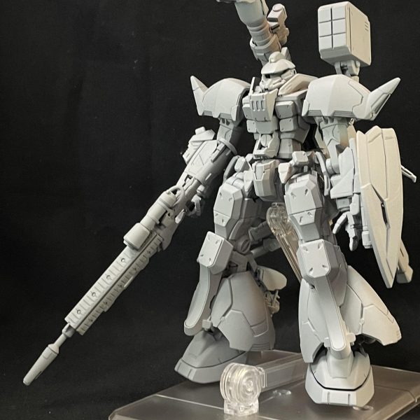 サフを行いましたライフルの大型化に伴い、キャノンもジャイアントバズベースに変更シールドをハーフサイズに変更ミサイルコンテナは開閉を差し替えで表現脚部装甲内側にスラスターを追加カラーリングと、縦縞をどこまで入れるか悩みどころです（3枚目）