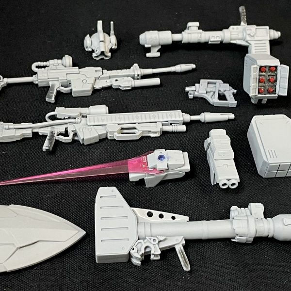 サフを行いましたライフルの大型化に伴い、キャノンもジャイアントバズベースに変更シールドをハーフサイズに変更ミサイルコンテナは開閉を差し替えで表現脚部装甲内側にスラスターを追加カラーリングと、縦縞をどこまで入れるか悩みどころです（6枚目）
