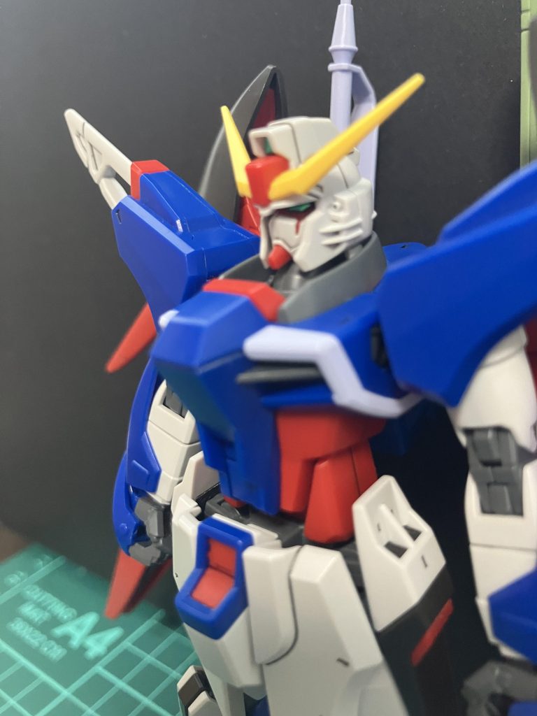 ツインアイ及びフェイス部分を0.5mm下側にズラしました。ツインアイが見えやすくなり、より劇中に近い表情になったかと思います!