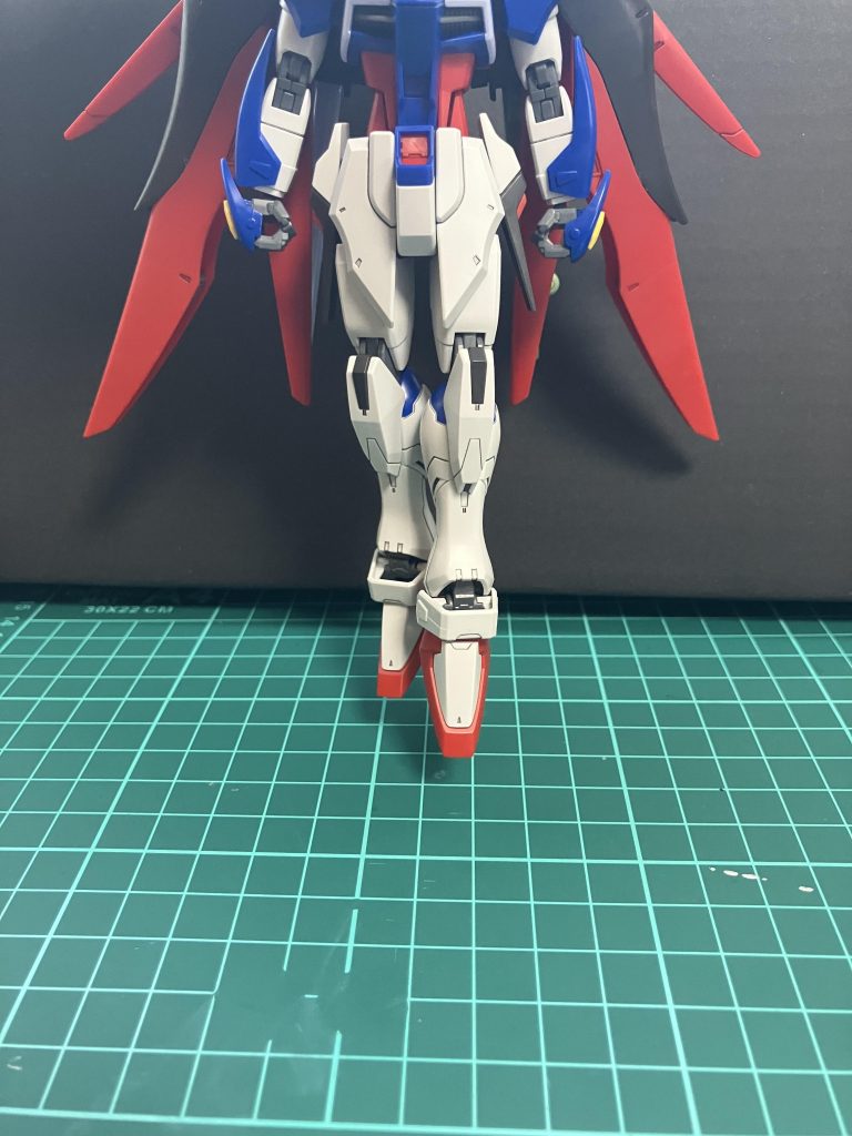 胴体の延長でSEED FREEDOMの劇中に近いプロポーションになったかと思います!また、股関節の可動域を拡大したことで、あのポーズを自然にできるようになりました!しかしSPECIIが早く欲しいものです…ゼウスシルエットは中古屋以外で売っているのを見たことがありませんし、プレバンは負けました。