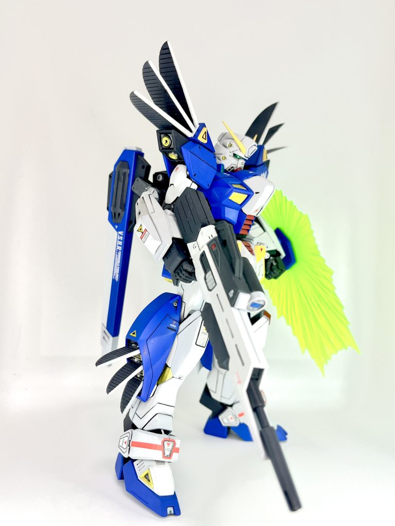 左側です。ビームライフルを一部筆塗りでシルバー足してます。スコープも分かりにくいですが、レジンでレンズみたいにしています。