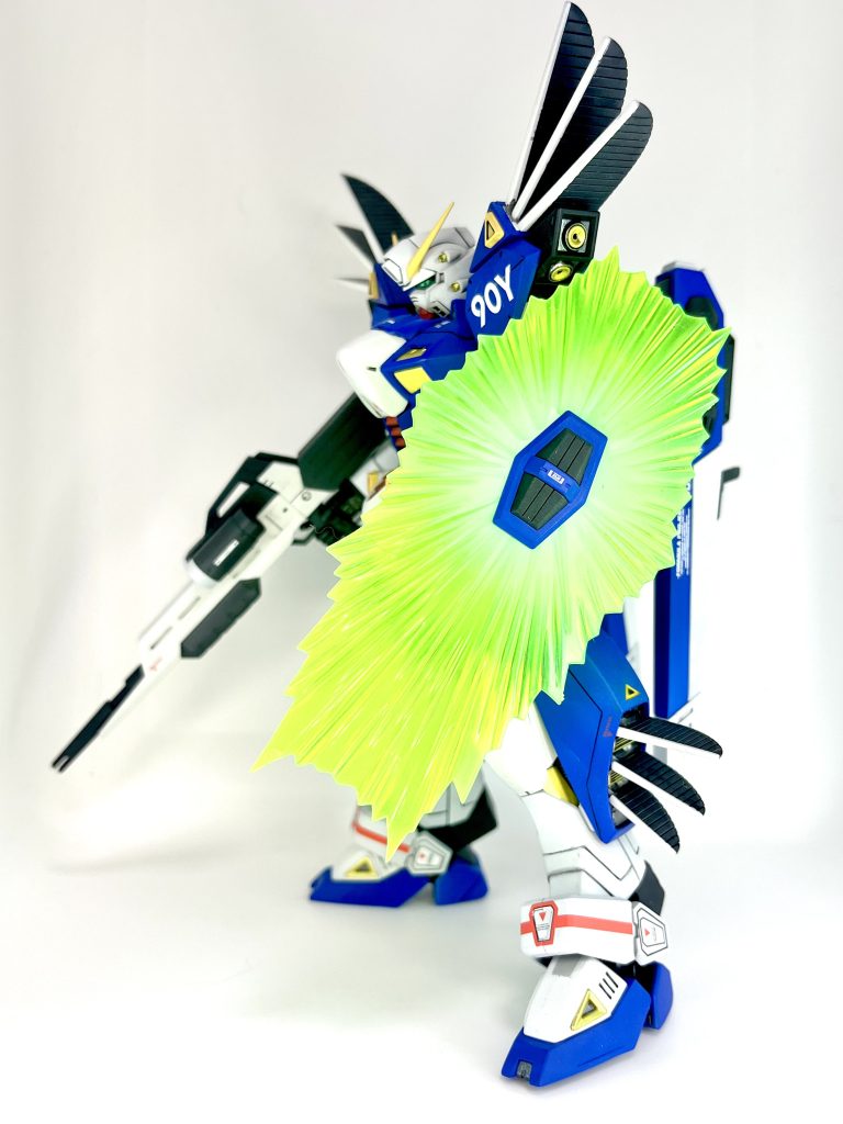 右側です。ビームシールドは最初、そのまま使うつもりでしたが、全体的にパールホワイトを吹いてから発振部をアルティメットホワイトで強調しました。