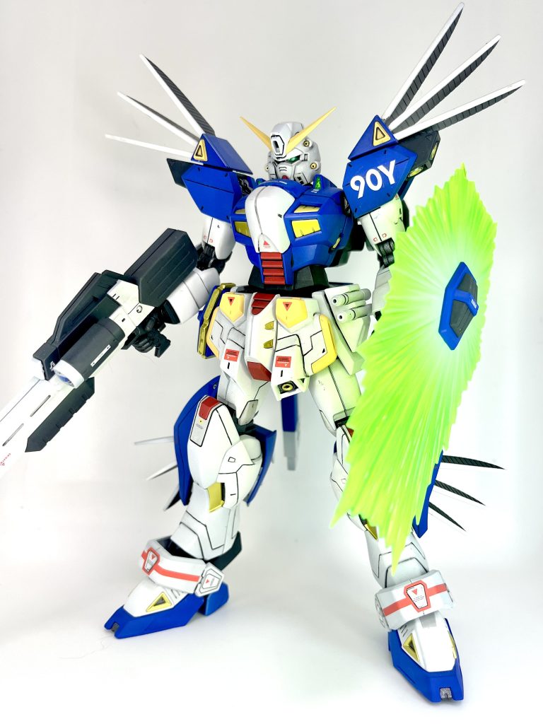 正面です。特に改造などせず、ほぼプレーンの素組です。スジボリで情報量を追加、一部ポイントでグレーを塗っています。バーニアやスラスタ、フレーム部分だけメタリックで光沢仕上げにしています。フィンの基部は白でしたが、F90ⅢY用に青に変更しました。フィンも赤ではなく、白とグレーにしF91に寄せました。