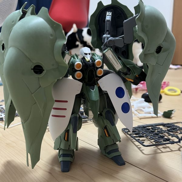 思いつきでキュベレイとクシャトリヤのミキシングを着手開始です。取り敢えずはクシャトリヤベースで製作開始。きんー。。キュベレイの顔は使いたいんだけど、顔の小ささに比べて体がゴツすぎる…キュベレイベースの方が合うかなぁ…（1枚目）