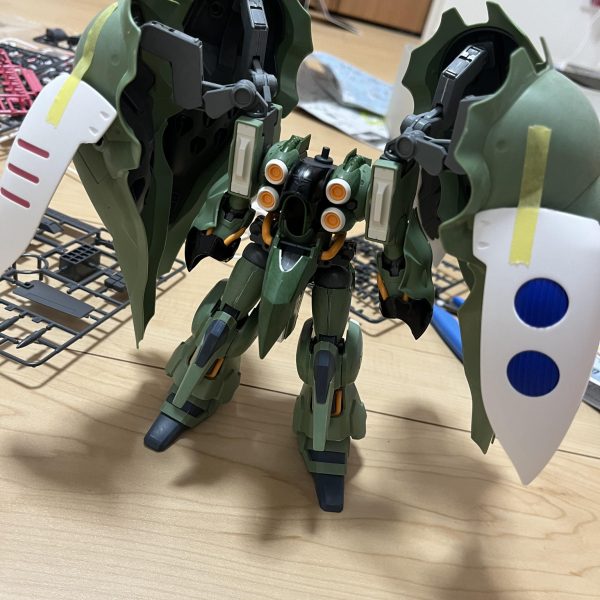 思いつきでキュベレイとクシャトリヤのミキシングを着手開始です。取り敢えずはクシャトリヤベースで製作開始。きんー。。キュベレイの顔は使いたいんだけど、顔の小ささに比べて体がゴツすぎる…キュベレイベースの方が合うかなぁ…（2枚目）