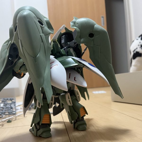 製作2日目ちょっとずつまとまってきました。ボールデンアーム優秀ですね。接続に重宝してます。後ろ姿がお気に入りです。未だに頭の接続どうするか問題があるのでそれを解決しなきゃ。。。あと、腕と脚にキュベレイ感を持たせたい。さー、どうしよっかなー（1枚目）