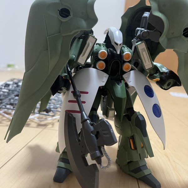 製作2日目ちょっとずつまとまってきました。ボールデンアーム優秀ですね。接続に重宝してます。後ろ姿がお気に入りです。未だに頭の接続どうするか問題があるのでそれを解決しなきゃ。。。あと、腕と脚にキュベレイ感を持たせたい。さー、どうしよっかなー（2枚目）