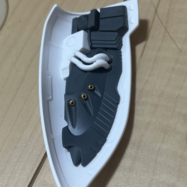 （製作3日目）キュベレイ×クシャトリヤのミキシング進捗です。下半身は先日ので完成。上半身は塗り分けと塗装でキュベレイ感を出そうと思います。なので、細かなディテールアップに入ります。各部スラスタと思われる部分に100均のメタルビーズを埋め込めるように、穴あけしています。それとディテール掘り直しと筋彫り追加作業も並行して進行。まだ先長いなー（1枚目）