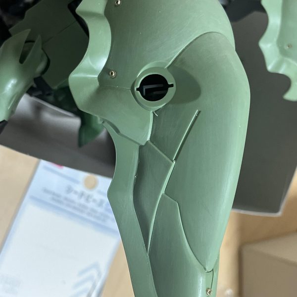 （製作3日目）キュベレイ×クシャトリヤのミキシング進捗です。下半身は先日ので完成。上半身は塗り分けと塗装でキュベレイ感を出そうと思います。なので、細かなディテールアップに入ります。各部スラスタと思われる部分に100均のメタルビーズを埋め込めるように、穴あけしています。それとディテール掘り直しと筋彫り追加作業も並行して進行。まだ先長いなー（2枚目）