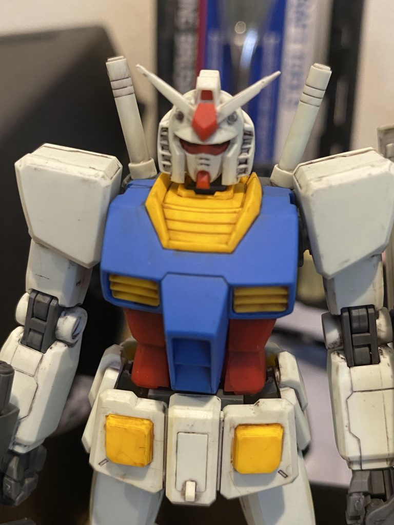 リアルタッチマーカーで塗った後、メラミンスポンジで拭き取った際に殆ど汚れが落ちて「…？」ってなりましたねｗ焦りからか腰部を逆向きに付けているのがまたいい味を出している…アンテナのシャープ化にも挑戦したけどめっちゃ欠けてるのがさらに哀愁を誘う とりあえず戒めの為載せておく事にします。