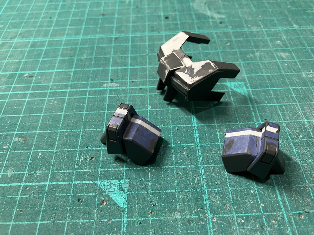 胸部追加装甲は手頃なものがなかったのでプラ板から作成しました。脛の調整がめんどうだったので、すったもんだするなら作った方が早いのでは?と作ったところです。しかし技術不足で、自作パーツはなるべく簡単なものにしようと後悔しました。肩追加装甲はフルグランサのものを少し拡幅しています。