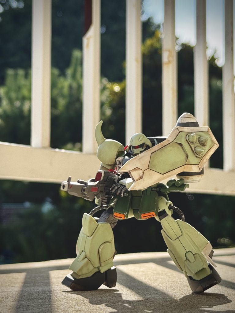 この頃のHGはアクションベース用の3mmダボ穴が空いてないんですね。ピンバイスで空けようか思案中。