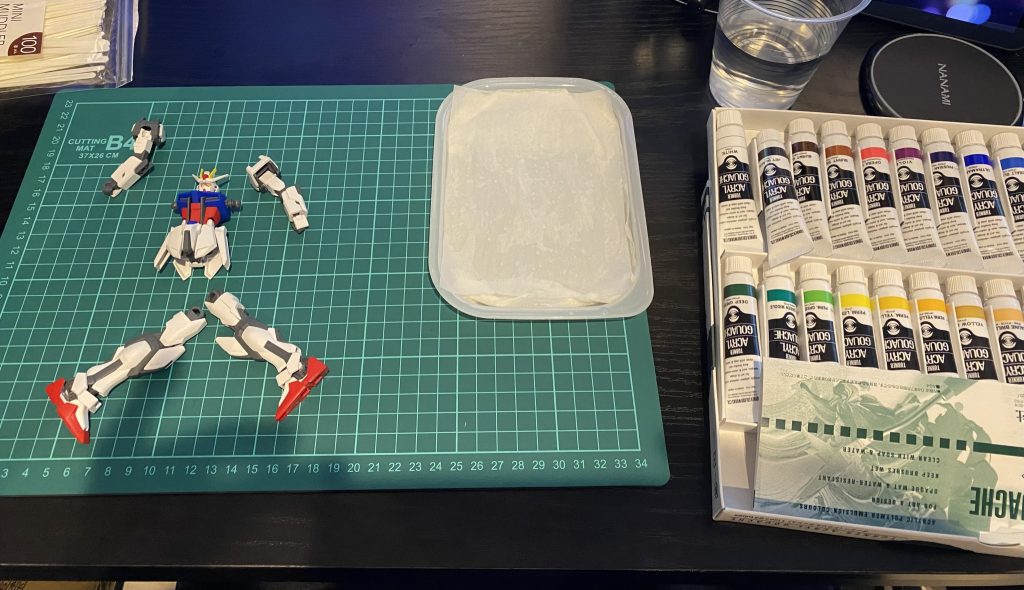 つや消し吹いた後にアクリルガッシュで塗ってます。当時ガンスタに自分の作品を挙げることは全く考えて無かったので、製作中の写真が全然無いですね…