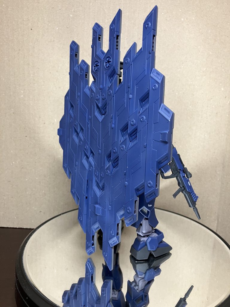 サイコプレートが大きいため、つっかえにしてギリギリ自立できます。