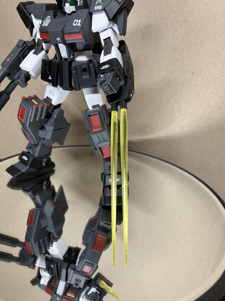 左腕ジェスタキャノン追加装備は1ミリ幅を拡幅したら、スポッと差し込めました。ビームサーベルの頭を接着して、いいかんじになりました。