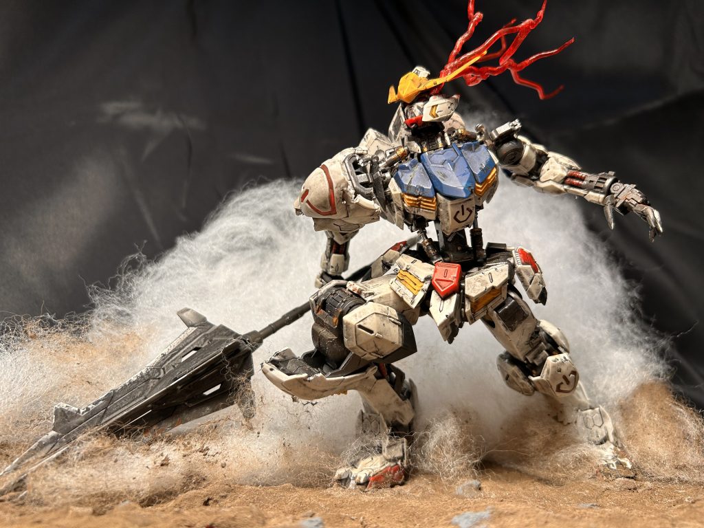 下からです。ガンダムフレームは全体をガンメタで塗装しました。汚しはいつものウェザリングカラー マルチブラックです。目から出てる赤い線は余ってたビームサーベルを繋げてクリアレッドで塗りました。サーベル同士を接着剤で仮止めしてからライターで温めるとくっつけてやすいです。