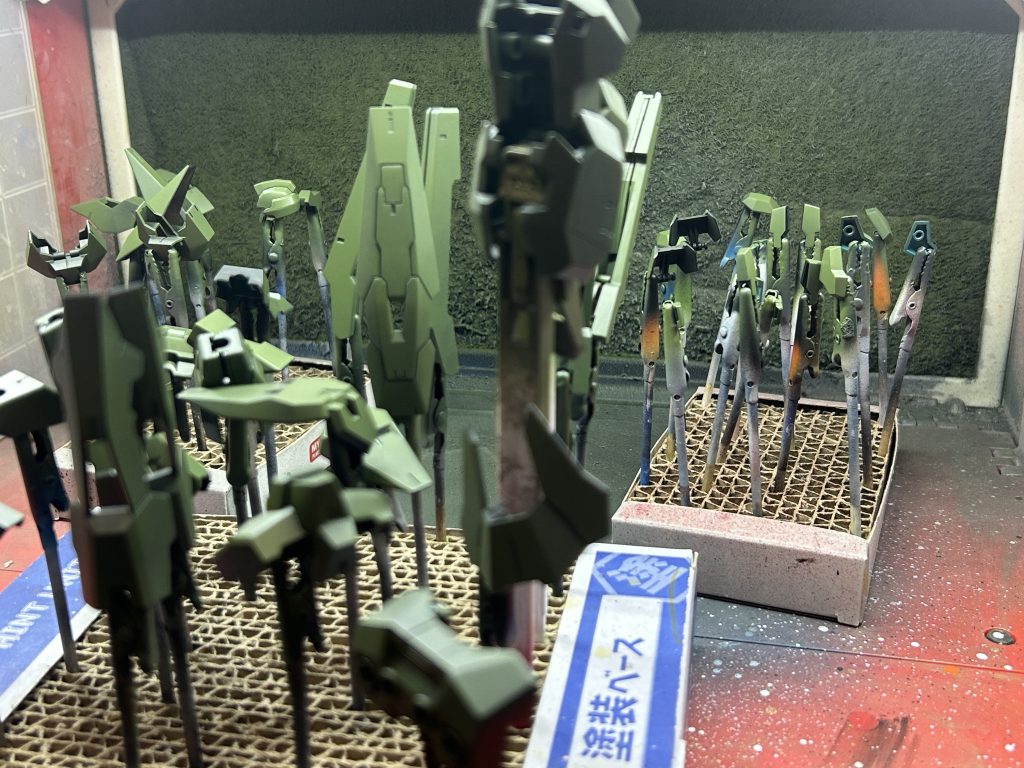 黒サフ後にダークグリーンを吹く。