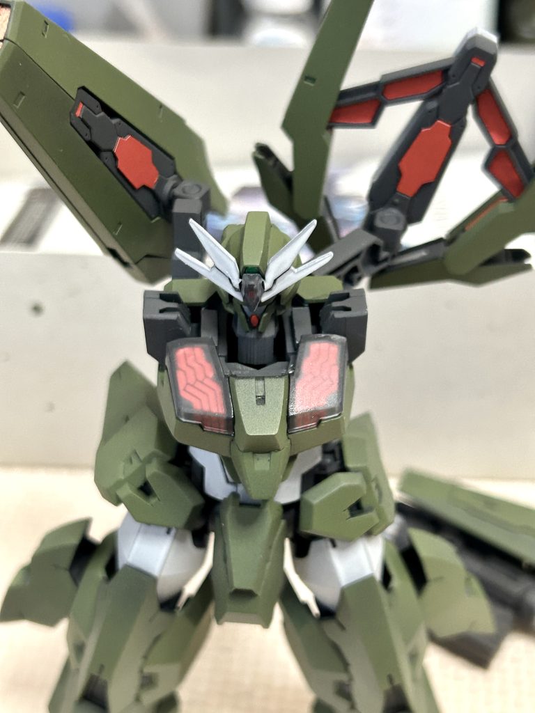 首周りがスカスカになったので、プラ板で壁を作成。クリアパーツにも敢えて艶消しトップコートを。