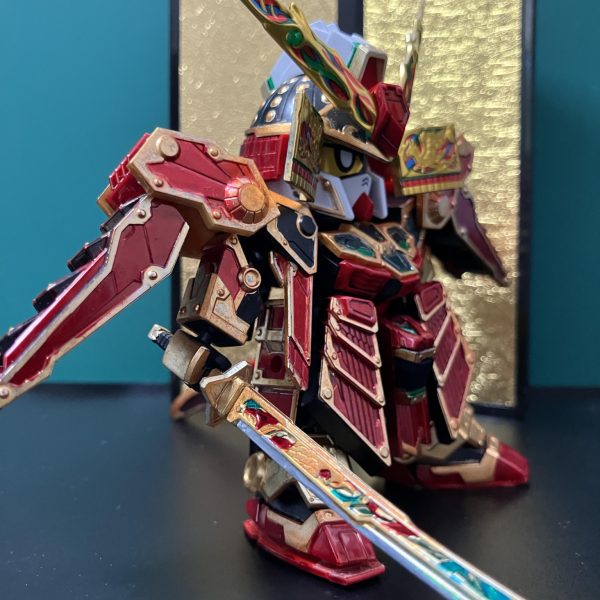 ガンダムマーカー塗装で、一通り完成しています。首と腰が細すぎなので、もう少し横に幅増しするのと、足底の改良などを予定しています。軽装状態でも手を加える予定です。パケ絵とは緑が足りませんが、ちょっと余計かなあと、塗ってません。背景にあるのは、やっと見つけたセリアの金屏風。もう1つ欲しい。（4枚目）