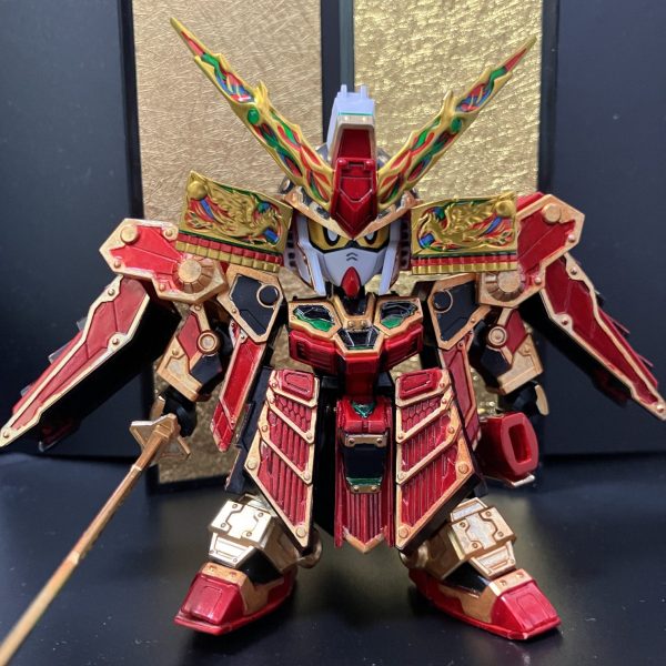 ガンダムマーカー塗装で、一通り完成しています。首と腰が細すぎなので、もう少し横に幅増しするのと、足底の改良などを予定しています。軽装状態でも手を加える予定です。パケ絵とは緑が足りませんが、ちょっと余計かなあと、塗ってません。背景にあるのは、やっと見つけたセリアの金屏風。もう1つ欲しい。（1枚目）